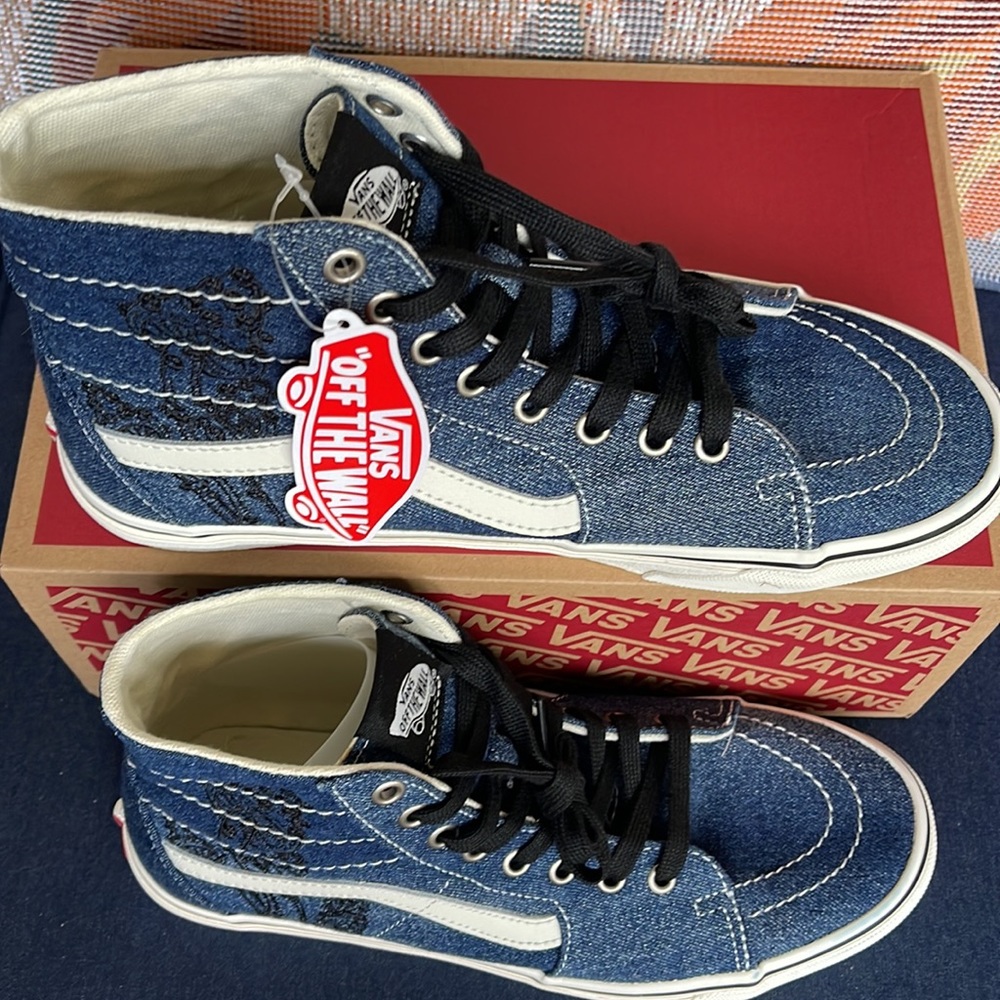Vans WMNS Sk8-Hi Tapered
Denim Embroidery Navy/White
VNOA5KRUNAV
Sneakers - Picture 3 of 16